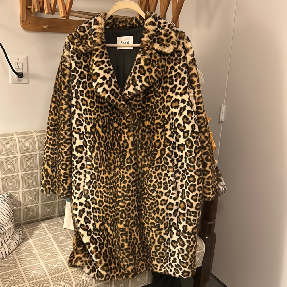 Stand faux fur leopard print coat with pockets.